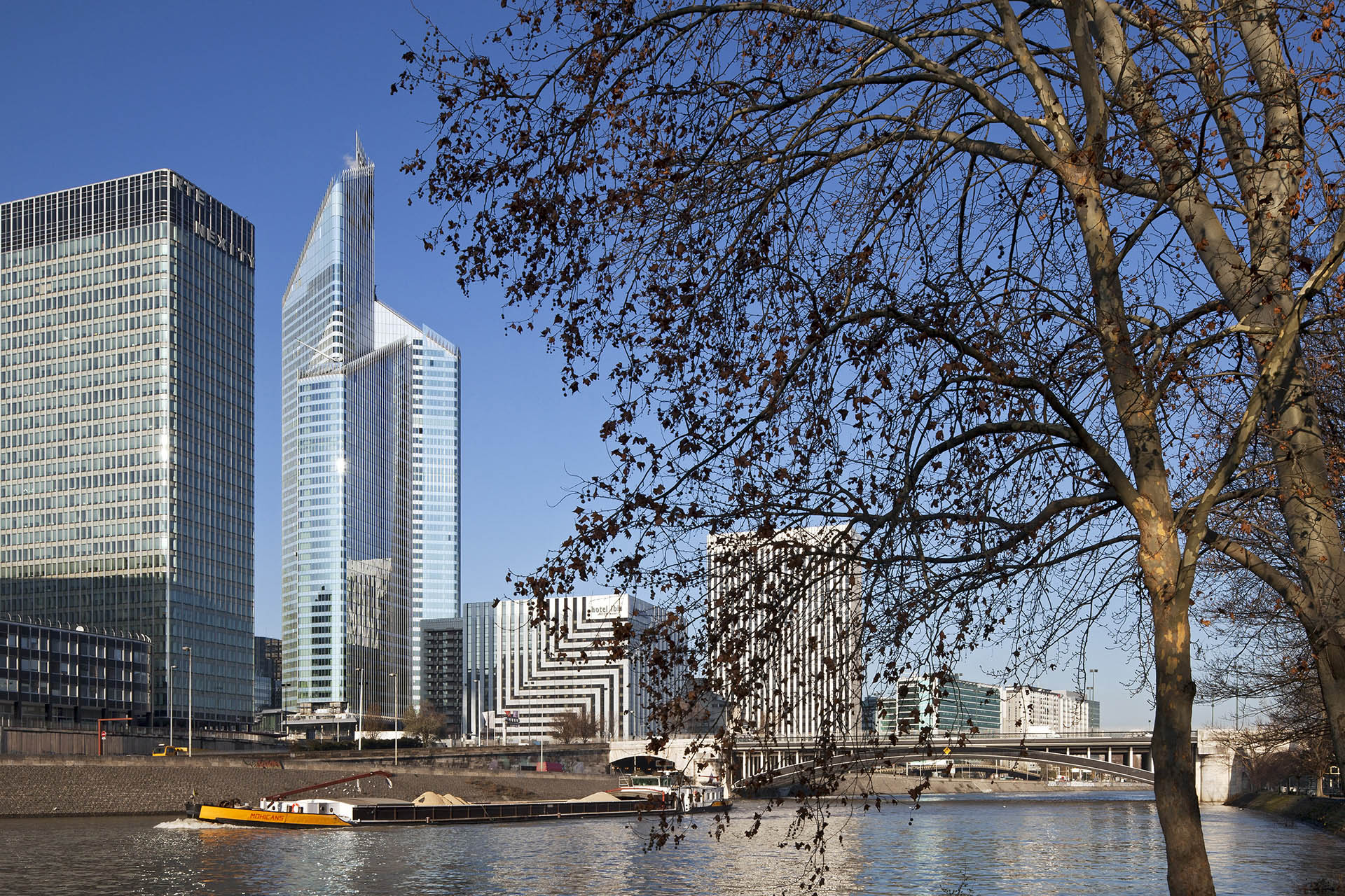 et la defense tour first